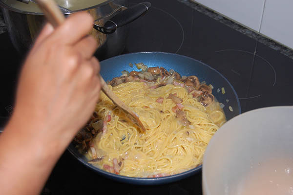 spaghetti in pan