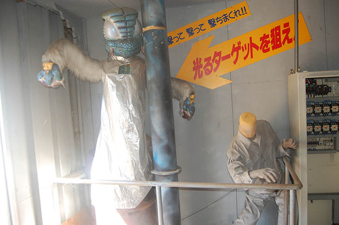 alien and mannequin